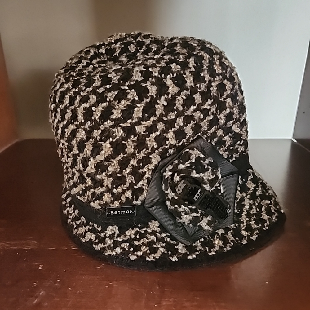 BETMAR New York womens cloche hat Black/brown Tweed Velvet Rose travel foldable